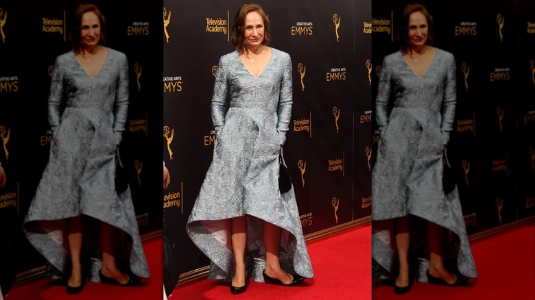 Laurie Metcalf con un vestido plateado