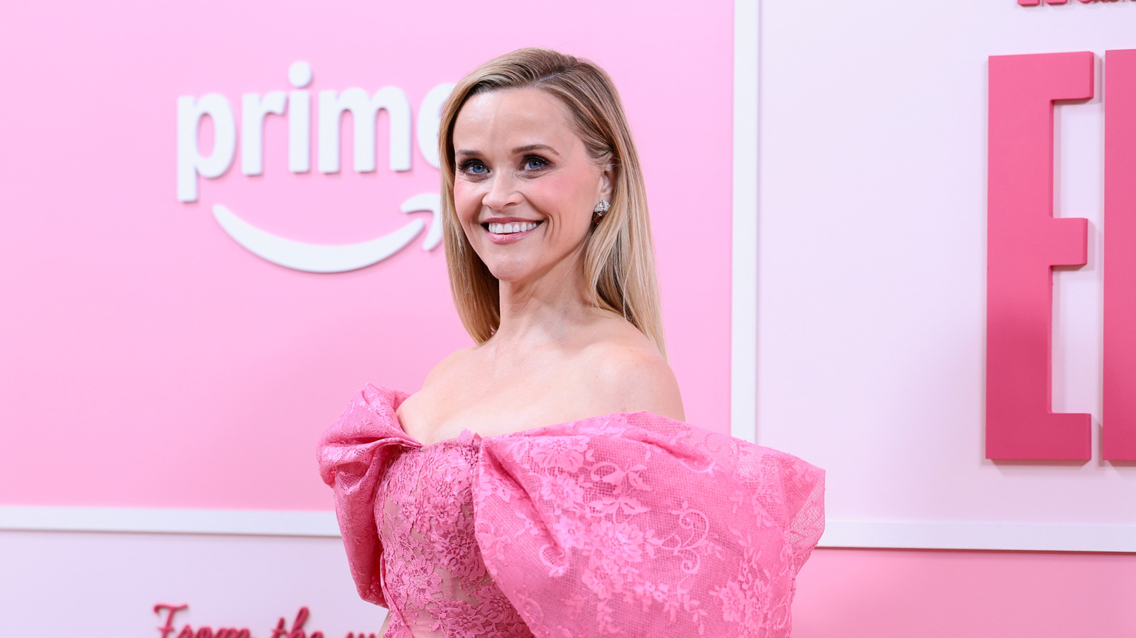 La vibra de Reese Witherspoon cambia totalmente cuando cambia su icónico cabello rubio por moreno