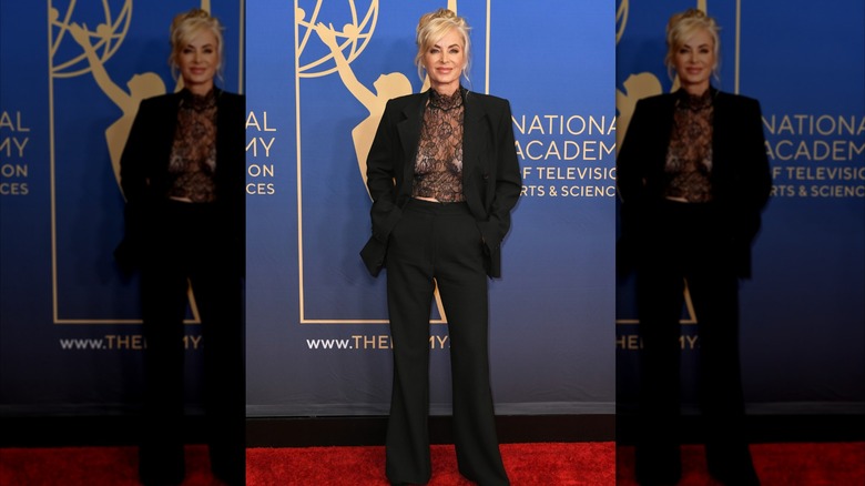 Eileen Davidson con un top negro transparente