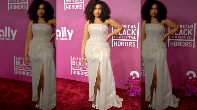 Jennifer Hudson con un vestido blanco
