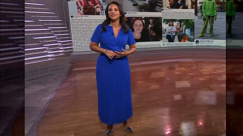 Laura Jarrett con un vestido azul