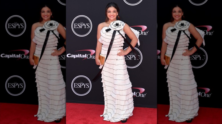 Laurie Hernandez en los Premios ESPY 2017 con un vestido de volantes blanco y negro