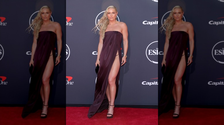 Lindsey Vonn en los ESPY Awards 2025 con un vestido burdeos palabra de honor