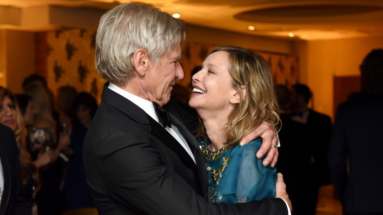 Harrison Ford abraza a su esposa Calista Flockhart en la fiesta posterior a los Globos de Oro de HBO 2016