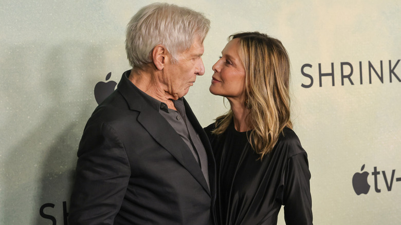 Harrison Ford y Calista Lockhart comparten una mirada afectuosa en el estreno mundial de Apple TV+ en 2024 "Contracción"