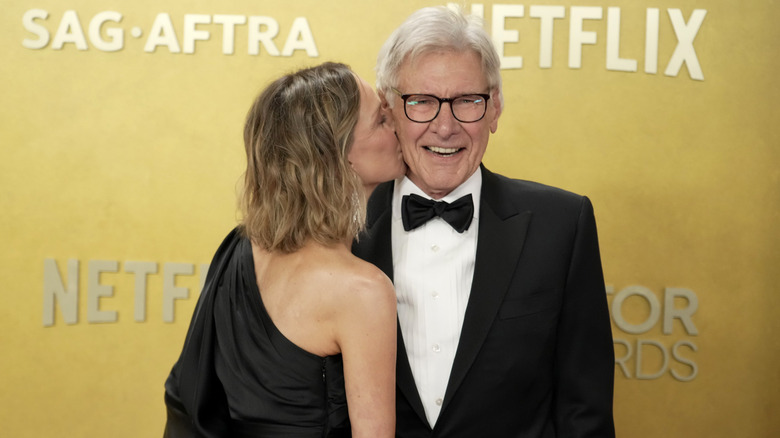 Calista Flockhart besa la mejilla de Harrison Ford en los Actor Awards 2026