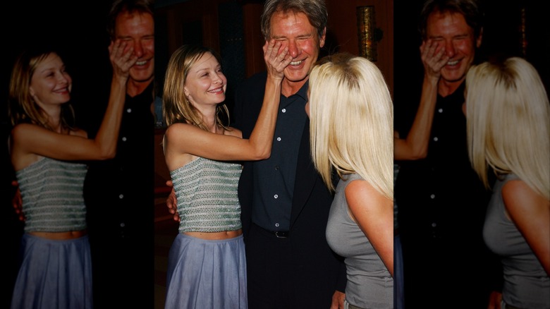 Calista Flockhart pone juguetonamente su mano en la cara de Harrison Ford