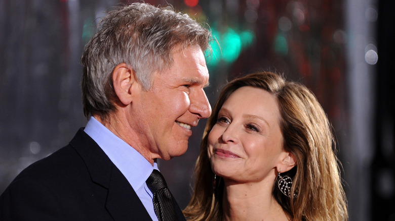 Calista Flockhart y Harrison Ford sonríen juntos mientras asisten al 