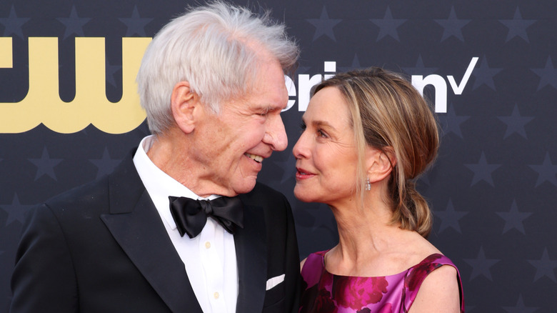 Harrison Ford y Calista Flockhart se sonríen mientras asisten a los Critic's Choice Awards 2024