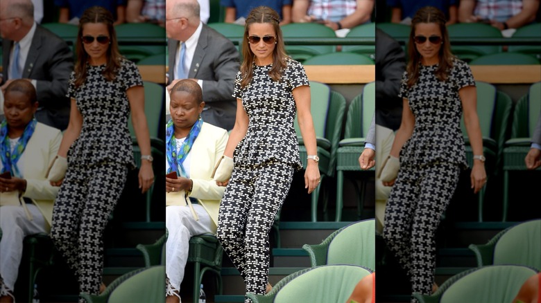 Pippa Middleton con un top con peplum estampado en blanco y negro y pantalones a juego en Wimbledon en 2015.