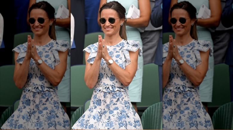 Pippa Middleton con un vestido floral azul y blanco en Wimbledon en 2019.