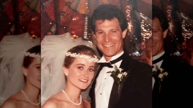 Maureen McCormick y Michael Cummings sonríen el día de su boda