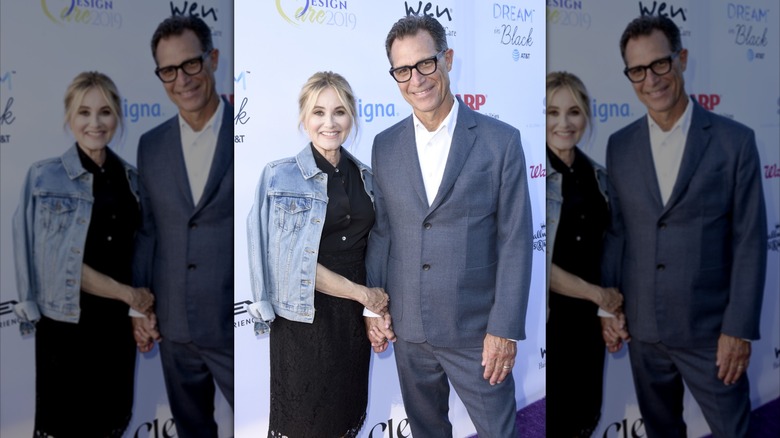 Maureen McCormick toma la mano de Michael Cummings