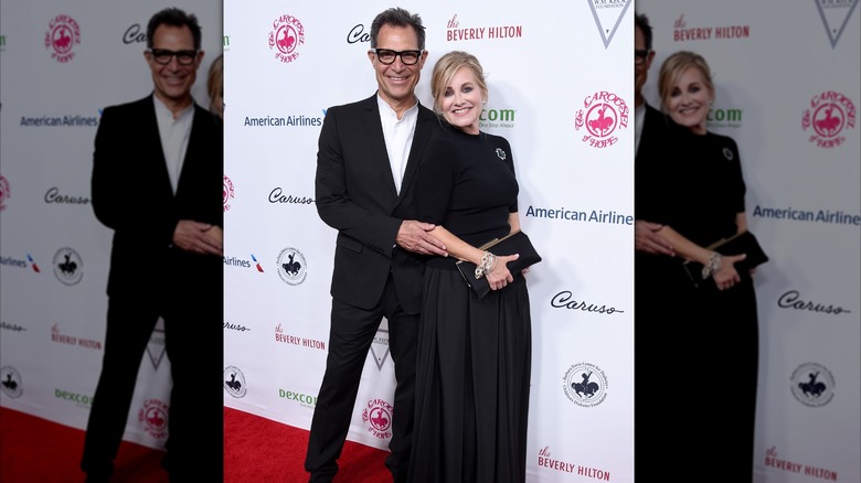 Michael Cummings y Maureen McCormick sonríen vestidos de negro a juego
