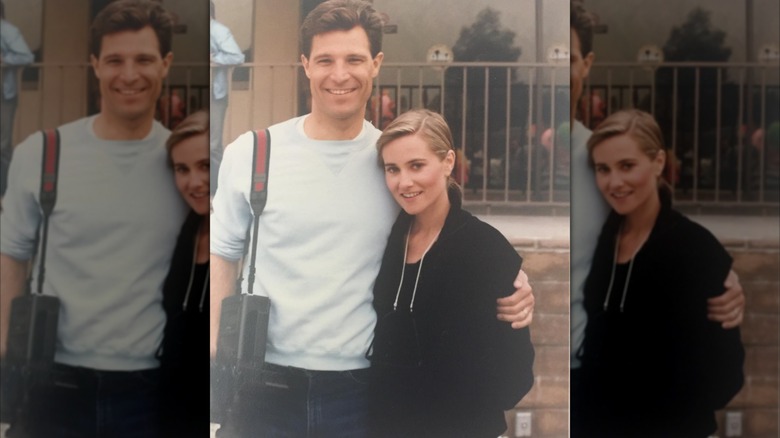 Michael Cummings abraza a Maureen McCormick