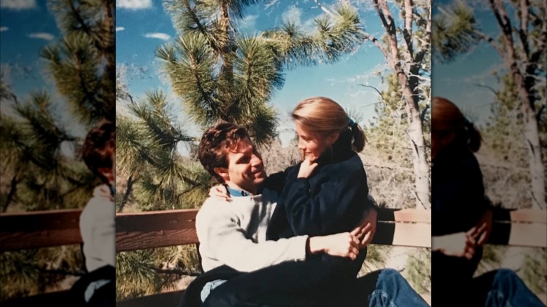 Maureen McCormick se sienta en el regazo de Michael Cummings