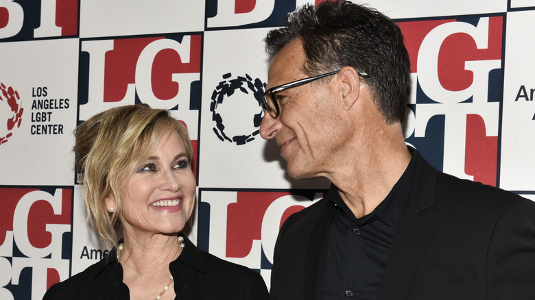 Maureen McCormick y Michael Cummings se sonríen