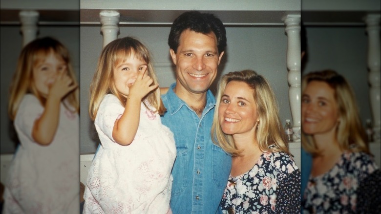 Maureen McCormick, Michael Cummings y su hija sonríen juntos