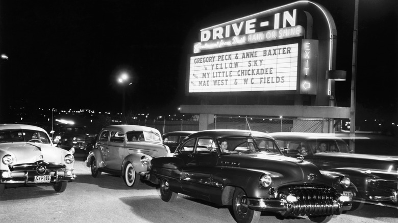 Fotografía en blanco y negro de coches en un autocine