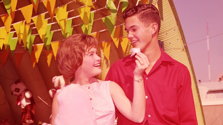 Pareja de adolescentes en un carnaval en la década de 1950