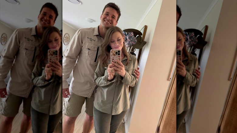 Bindi Irwin y Chandler Powell tomándose una selfie en el espejo