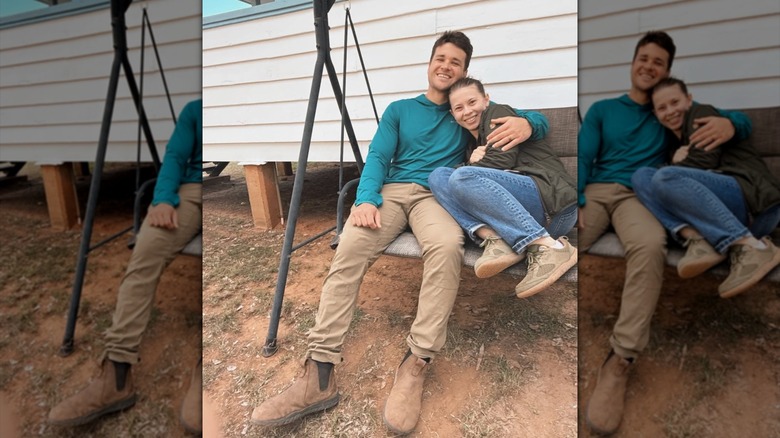 Bindi Irwin y Chandler Powell abrazados en un columpio