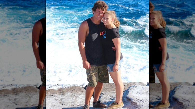 Bindi Irwin y Chandler Powell posando junto al mar