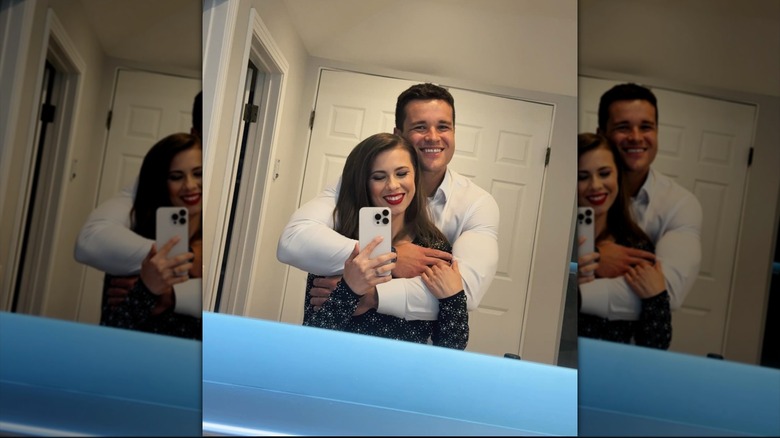 Bindi Irwin y Chandler Powell tomándose una selfie en el espejo