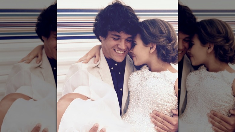 Bindi Irwin y Chandler Powell abrazados cuando eran adolescentes