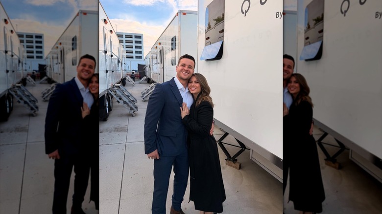 Bindi Irwin y Chandler Powell abrazándose en el set de 