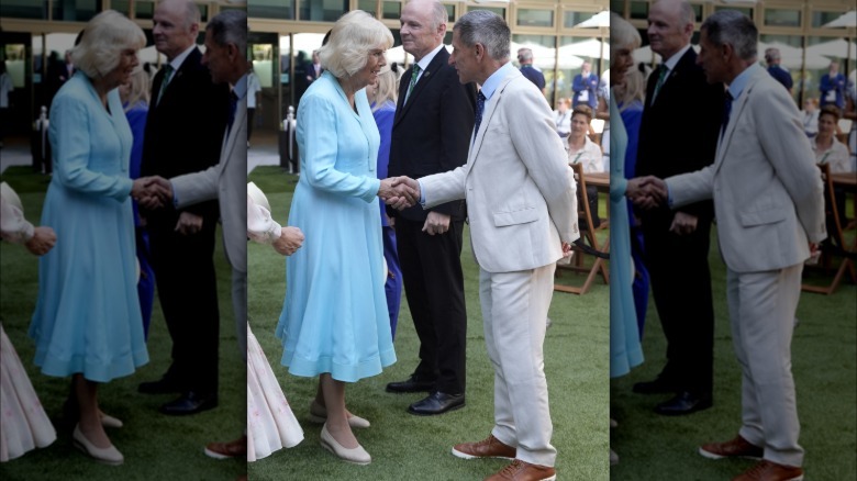 La reina Camilla se reúne con el director ejecutivo Richard Gammage en Wimbledon 2026.