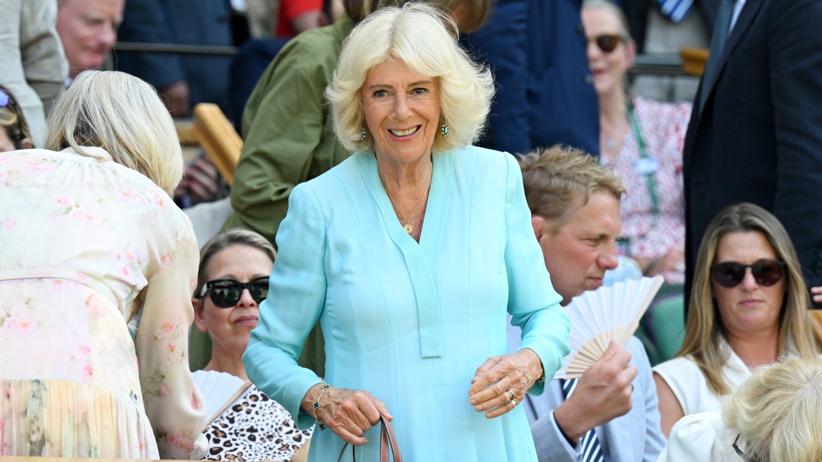 Las cuñas de Wimbledon 2026 de la reina Camilla son perfectas para mujeres mayores que desean un levantamiento sutil