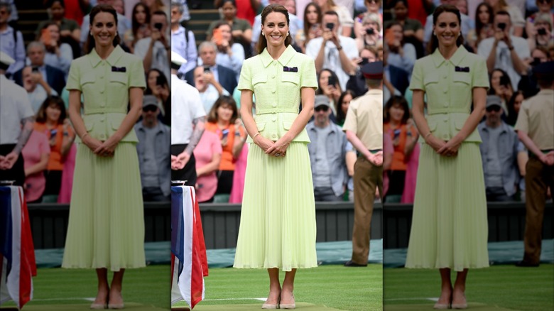 Kate Middleton con una falda plisada de color verde lima y un top con cinturón y botones en Wimbledon en 2023.