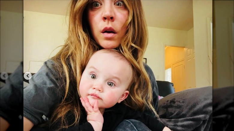 Kaley Cuoco en una selfie con los ojos muy abiertos con su hija Matilda.