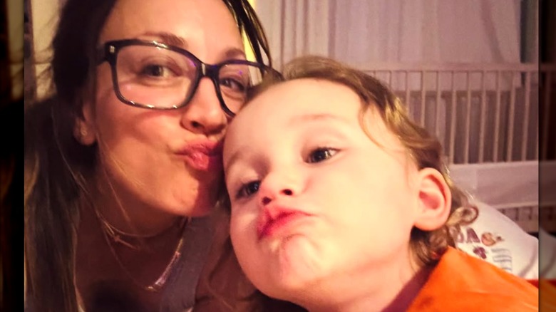 Kaley Cuoco hace cara de pato en una selfie tonta con su hija Matilda.