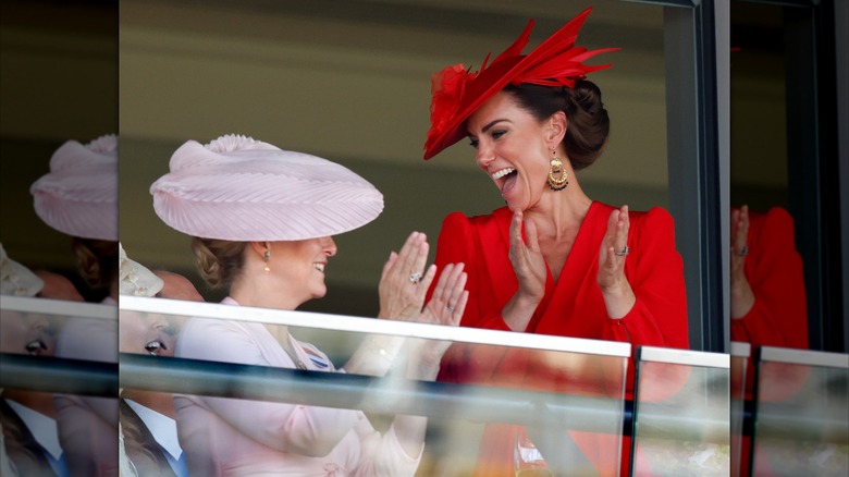 Sophie, duquesa de Edimburgo y Catherine, princesa de Gales, animando el cuarto día del Royal Ascot 2023 en Ascot, Inglaterra, en junio de 2023.
