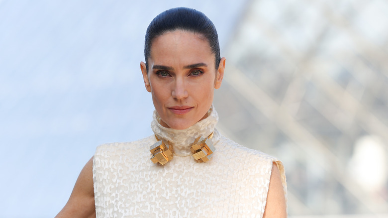 Jennifer Connelly posa con vestido blanco y collar dorado