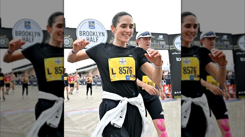 Jennifer Connelly sonríe tras cruzar la meta de una carrera