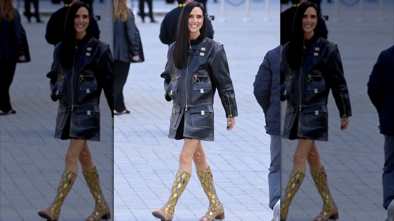 Jennifer Connelly se pavonea con una chaqueta de cuero negra y botas doradas brillantes