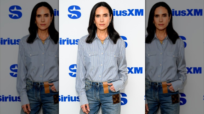 Jennifer Connelly posa con camisa y jeans