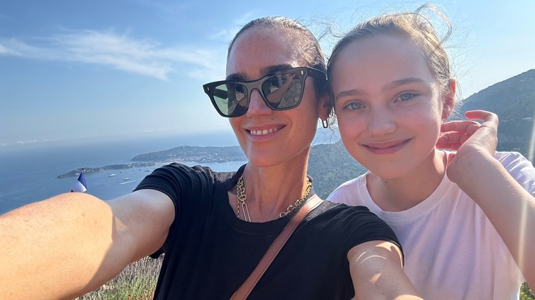 Jennifer Connnelly y Agnes sonríen durante una caminata