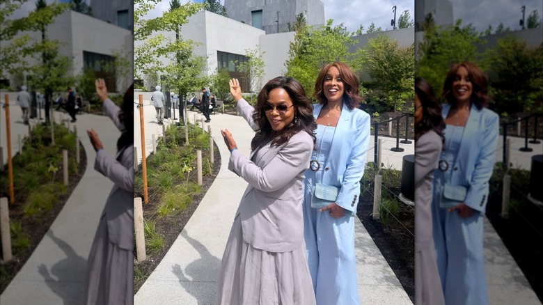 Oprah Winfrey y Gayle King posan fuera del centro presidencial de Obama