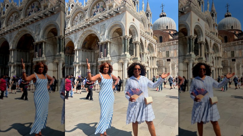 Gayle King y Oprah Winfrey posan frente a un monumento con vestidos de rayas