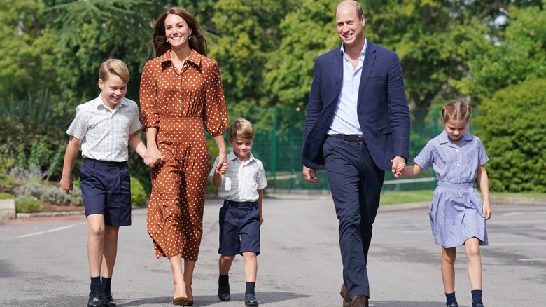 Kate Middleton y el príncipe William acompañan a sus tres hijos al colegio