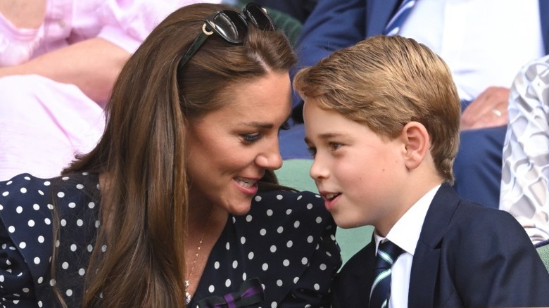 Kate Middleton y el príncipe George mantienen una estrecha conversación en el palco real de Wimbledon