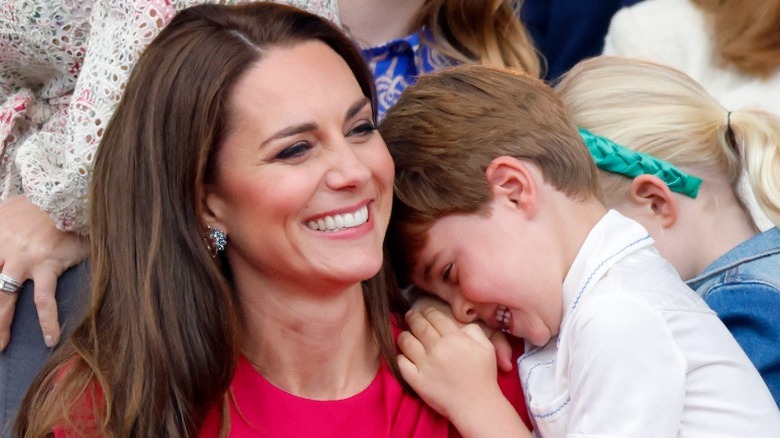 El príncipe Louis se ríe en el hombro de su madre Kate Middleton