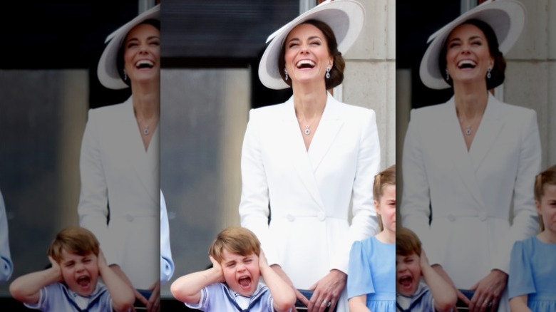 El príncipe Louis se tapa los oídos mientras su madre Kate Middleton se ríe detrás de él