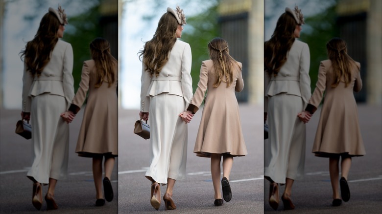 Kate Middleton y la princesa Charlotte se dan la mano después de los servicios religiosos del Domingo de Pascua en Windsor.