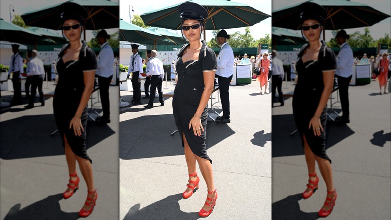 Joy Crookes en Wimbledon 2026 con un vestido negro.