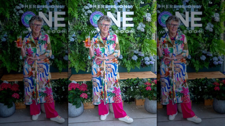 Prue Leith en Wimbledon 2026 luciendo una túnica larga estampada.
